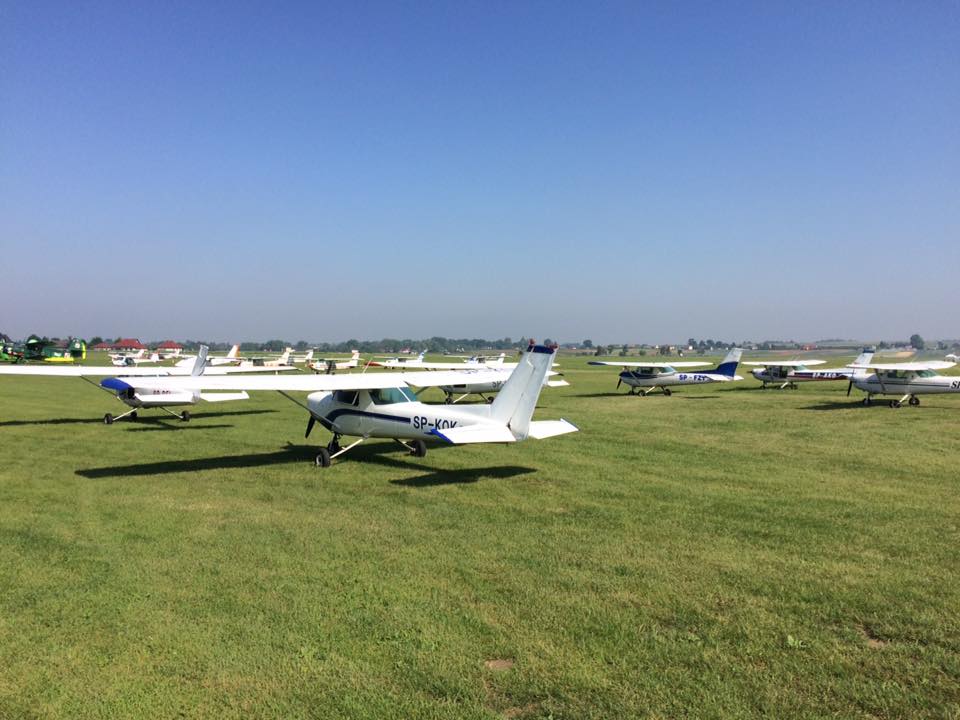 Zatankowane samoloty czekają na konkurencję lądowań (Archiwum Aeroklub Krakowski).jpg